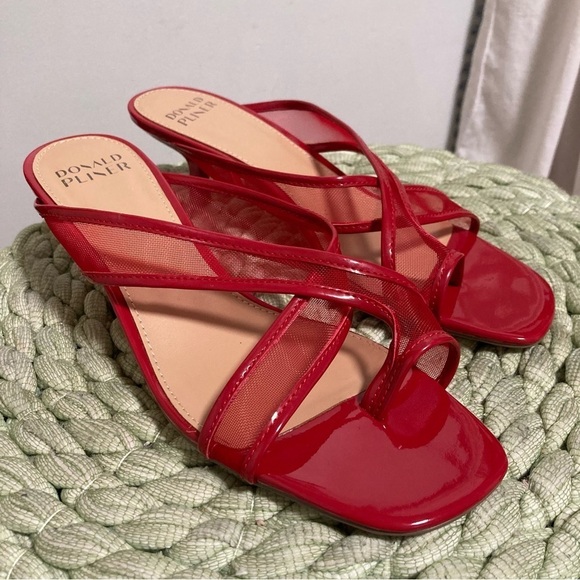 NWOB Donald J. Pliner Cassia Red Patent Mesh Sexy Strappy Toe Loop Sandals - Picture 1 of 10